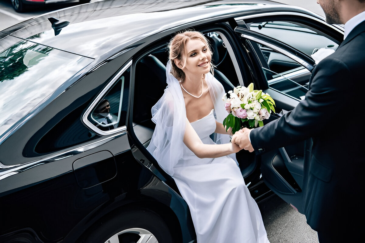 Damat tarafından arabadan inerken karşılanan gelin.