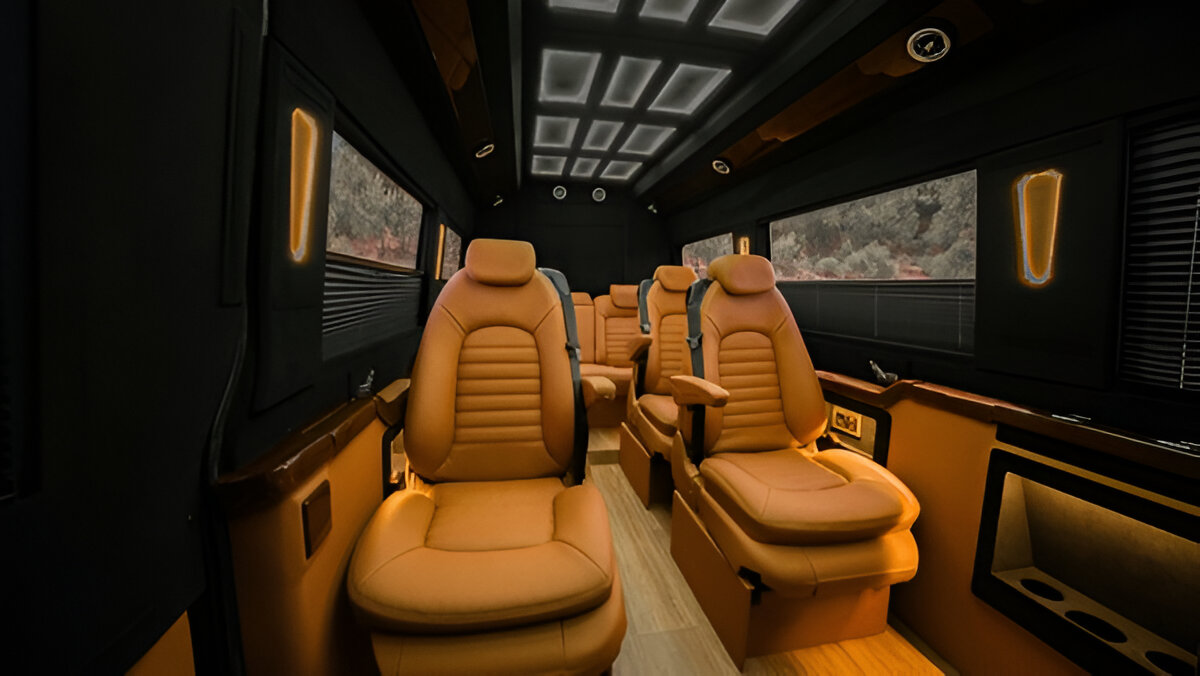 Lüks minibüs iç mekanı deri koltuklar ve LED aydınlatma ile
