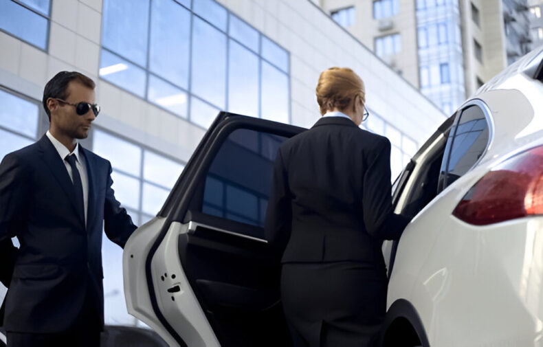 Beyaz VIP araca binen kadın yolcu ve yanında duran şoför