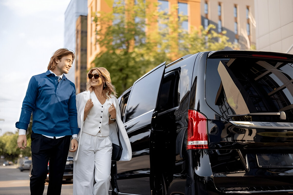VIP minibüsün yanında yürüyen iş insanları, modern şehir ortamında