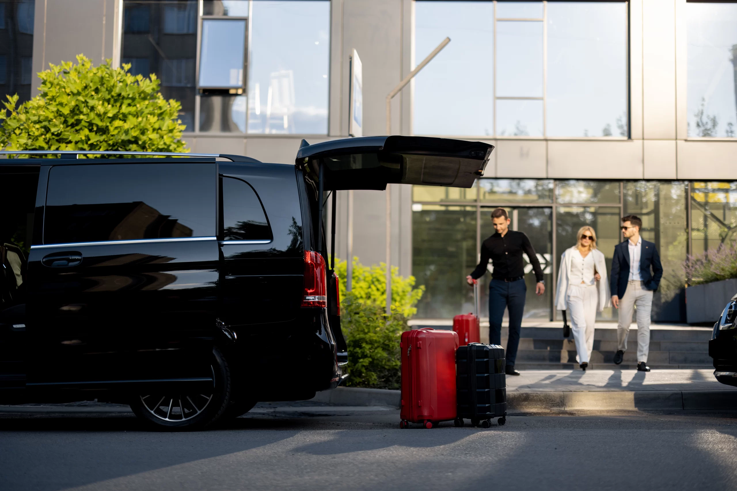 VIP araçla İstanbul Havalimanı'na transfer sırasında valizlerini alarak yürüyen şık bir çift.