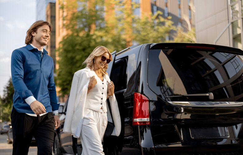 VIP transfer aracına doğru yürüyen şık giyimli yolcular.