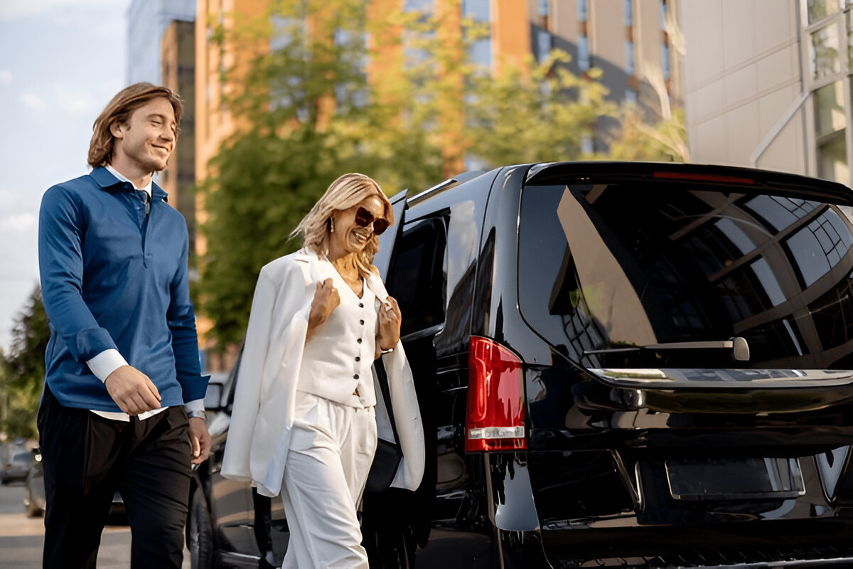 VIP transfer aracına doğru yürüyen şık giyimli yolcular.